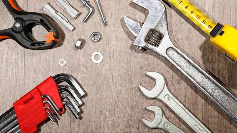Les règles de sécurité pour fixer des objets lourds sur du plâtre